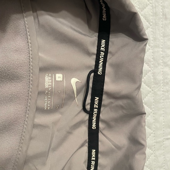 Nike Women's Light Gray Puffer Jacket - Picture 3 of 7